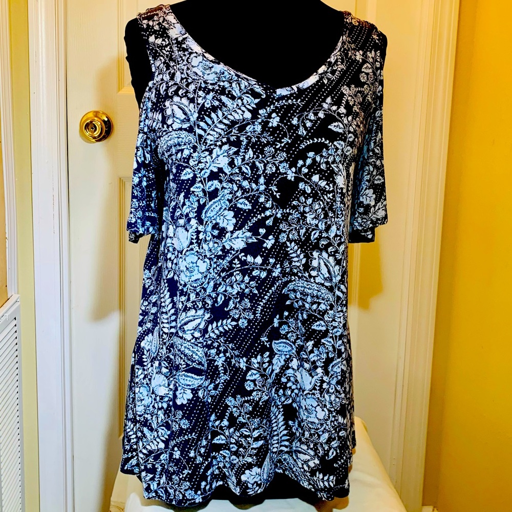 Cold-shoulder soft t-shirt fabric. Loose fitting. Size M